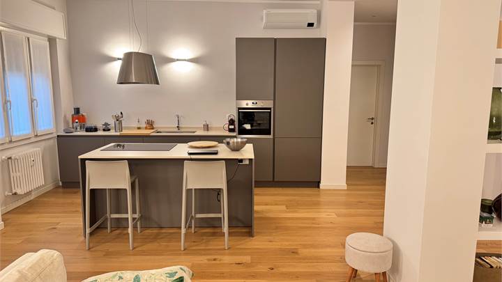 QUADRILOCALE MM BANDE NERE RISTRUTTURATO 116MQ