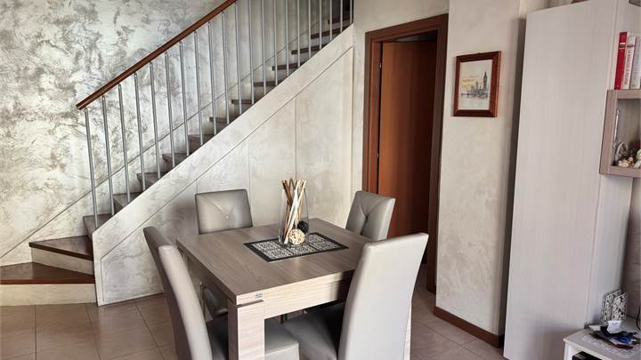 TRILOCALE PIANO ALTO CON BOX AUTO STABILE DEL 2008