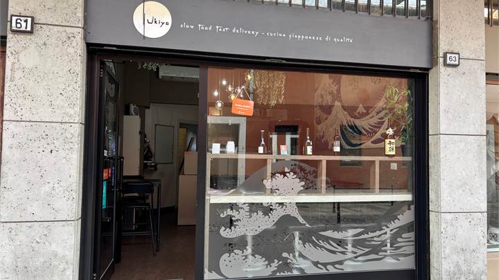 NEGOZIO IN CENTRO CON CANNA FUMARIA