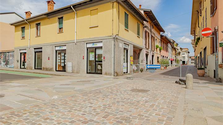 AFFITTASI NEGOZIO DI 100MQ