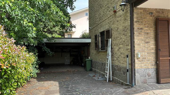 VILLA SINGOLA SU QUATTRO LATI NEL CUORE DI NOVATE MILANESE
