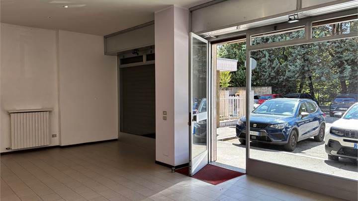 VENDESI NEGOZIO DI 90MQ.